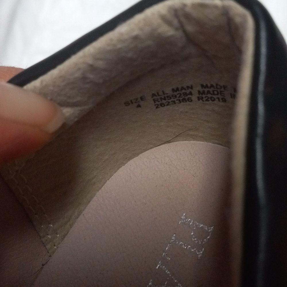 Children's Place Kitty Shoes Size 4 - Picture 6 of 13